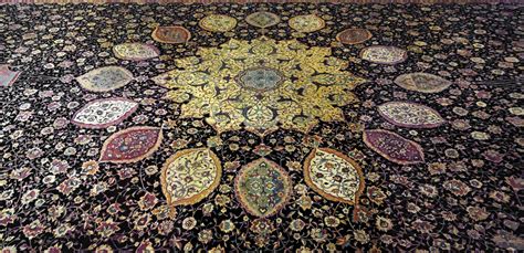 The Ardabil Carpet: Intricately Woven Tapestry of Paradise!