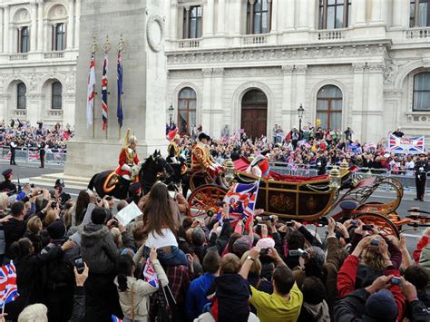 The Royal Procession! A Dazzling Tapestry of Power and Serenity Woven from Gold Leaf